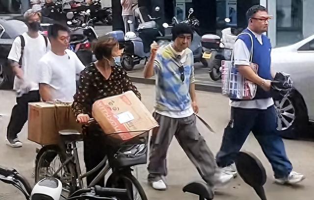 58岁张卫健现身舟山街头，戴墨镜身形佝偻，看他电视剧长大的！