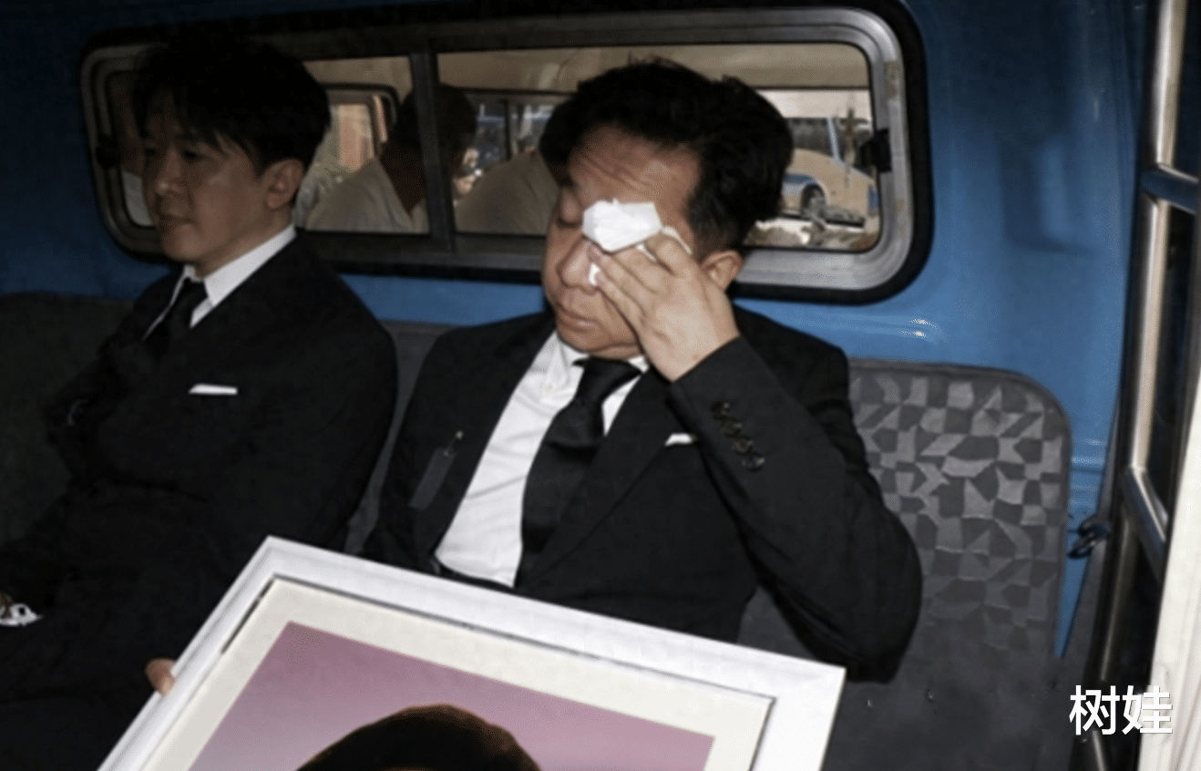 洪金梅次子回忆母亲感触落泪,称遗憾未尽孝道,母子曾因争产决裂