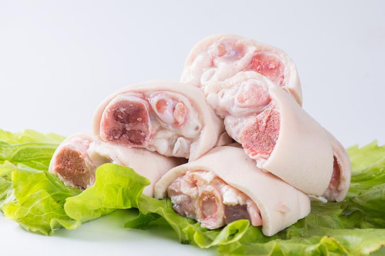 猪蹄|为啥猪蹄比猪肉卖得贵?明明一大半都是骨头,老屠夫:看这5点