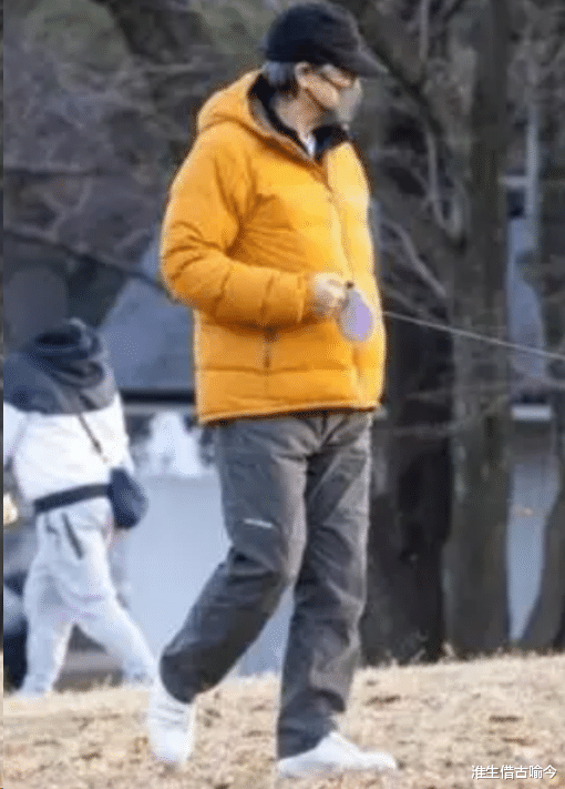64岁山口百惠穿羽绒服身材臃肿,71岁三浦友和高大帅气,仍旧甜蜜
