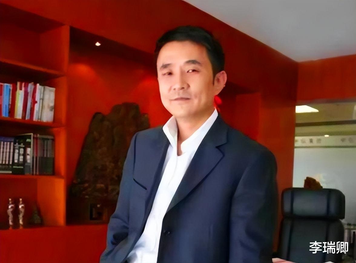 他欠债800亿逃亡国外，带走明星女友和61个亿，父亲葬礼都没回来