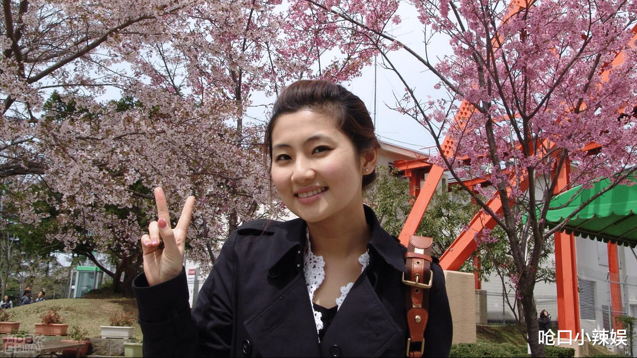 林心如与身孕8个月Selina嬉游,骑车梳公主头,完全不像47岁!