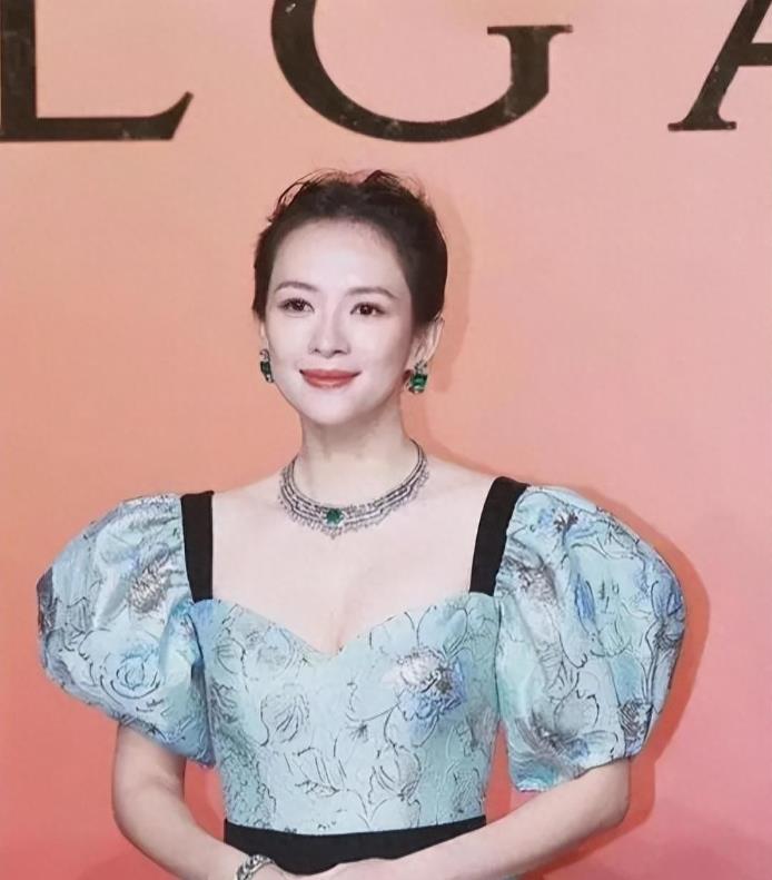 明星在资本面前有多卑微？杨幂被搂腰，张艺谋酒局被推开却不敢出声