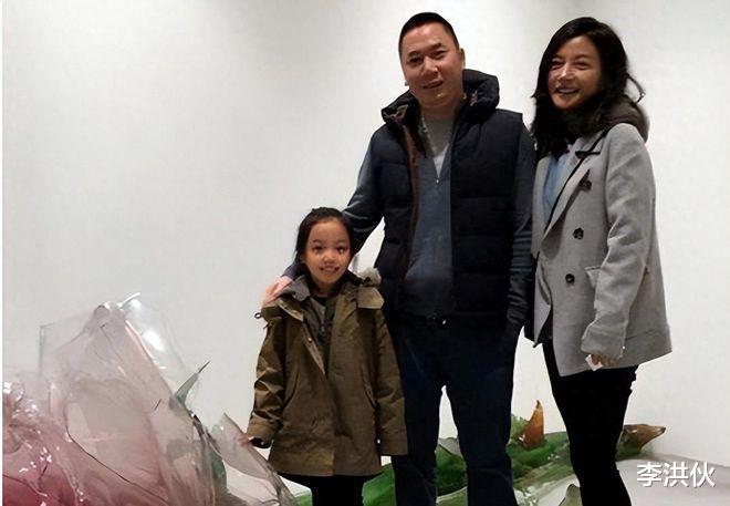 黄有龙父亲去世，赵薇夫妇都没有露面，丧事喜办变成了演唱会？