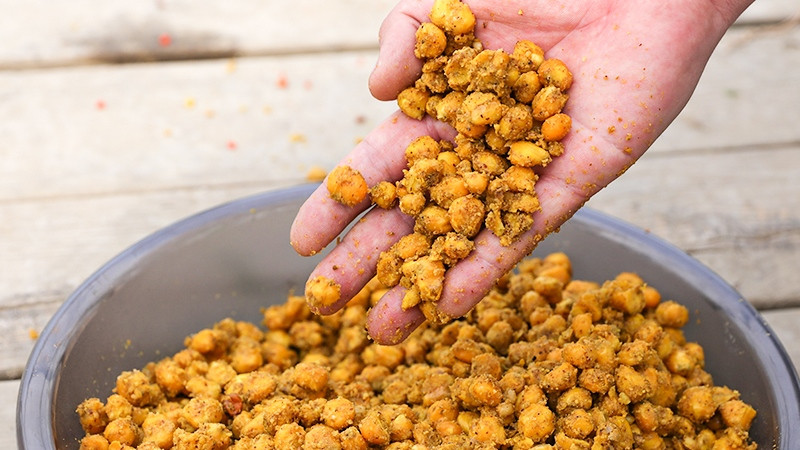 钓鲤鱼如何打好隔夜窝？针对远处鱼星鱼炸水，虚实结合诱鱼杠杠滴