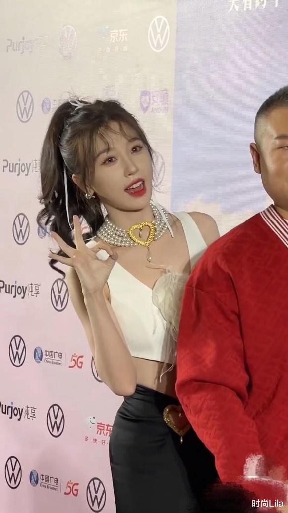虞书欣《非诚3》首映礼现身,网红千金风又俗又潮,28岁前途堪忧
