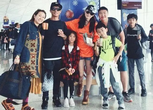 谢霆锋二儿子捡着父母优点长,与42岁张柏芝同框,母子变姐弟