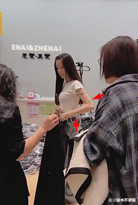 57岁李若彤逛杭州四季青，穿搭热辣引争议，生图手肘暴露年龄！