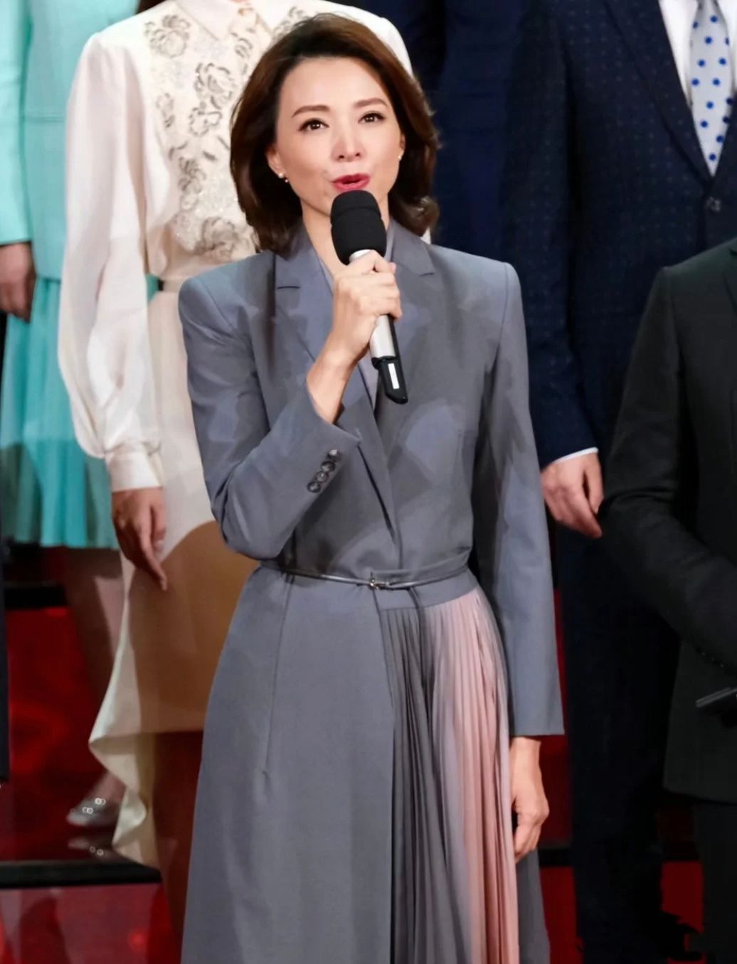 看到董卿和陈数穿同款西装裙，才明白：什么是真正的高级气质美