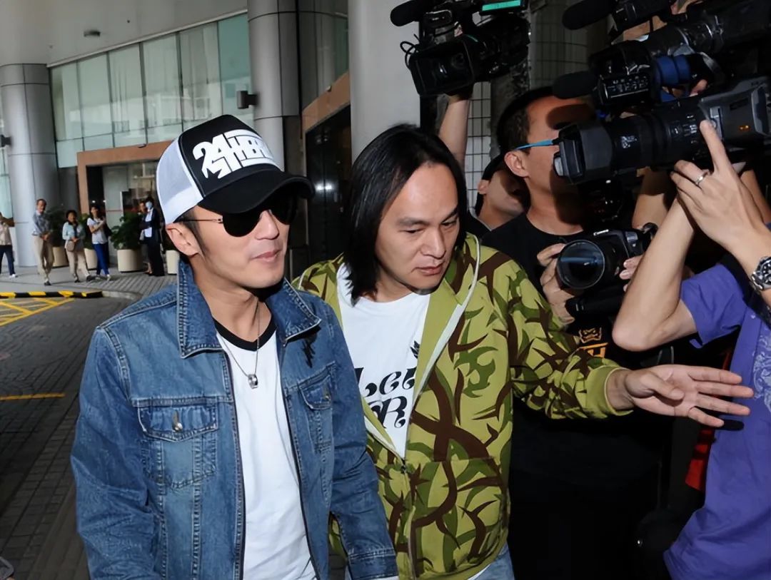 谢霆锋宣布退出加拿大国籍，遭网友嘲讽，背后真相很不简单