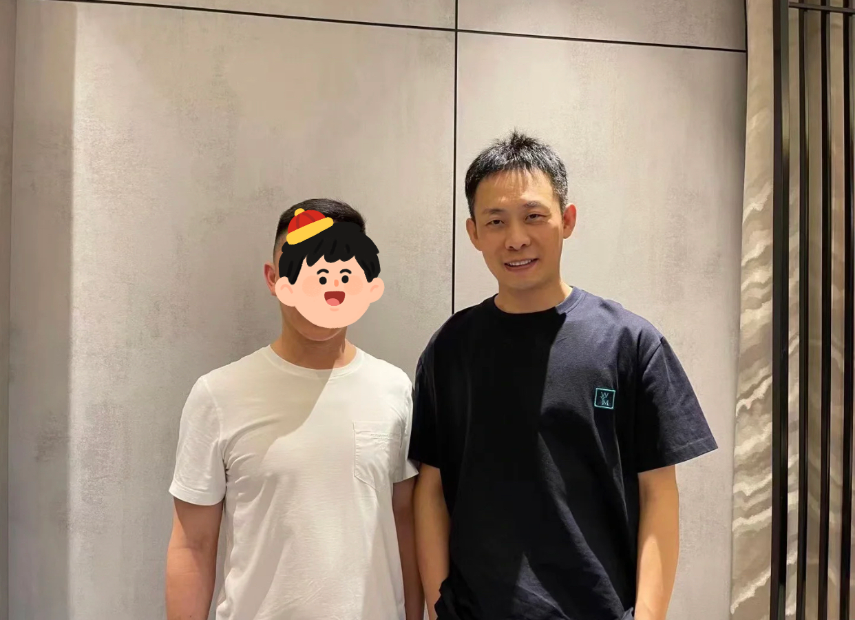 张译|张译穿千元短袖应酬酒局，被敬酒弯腰低头端杯，豪华包间礼盒抢镜