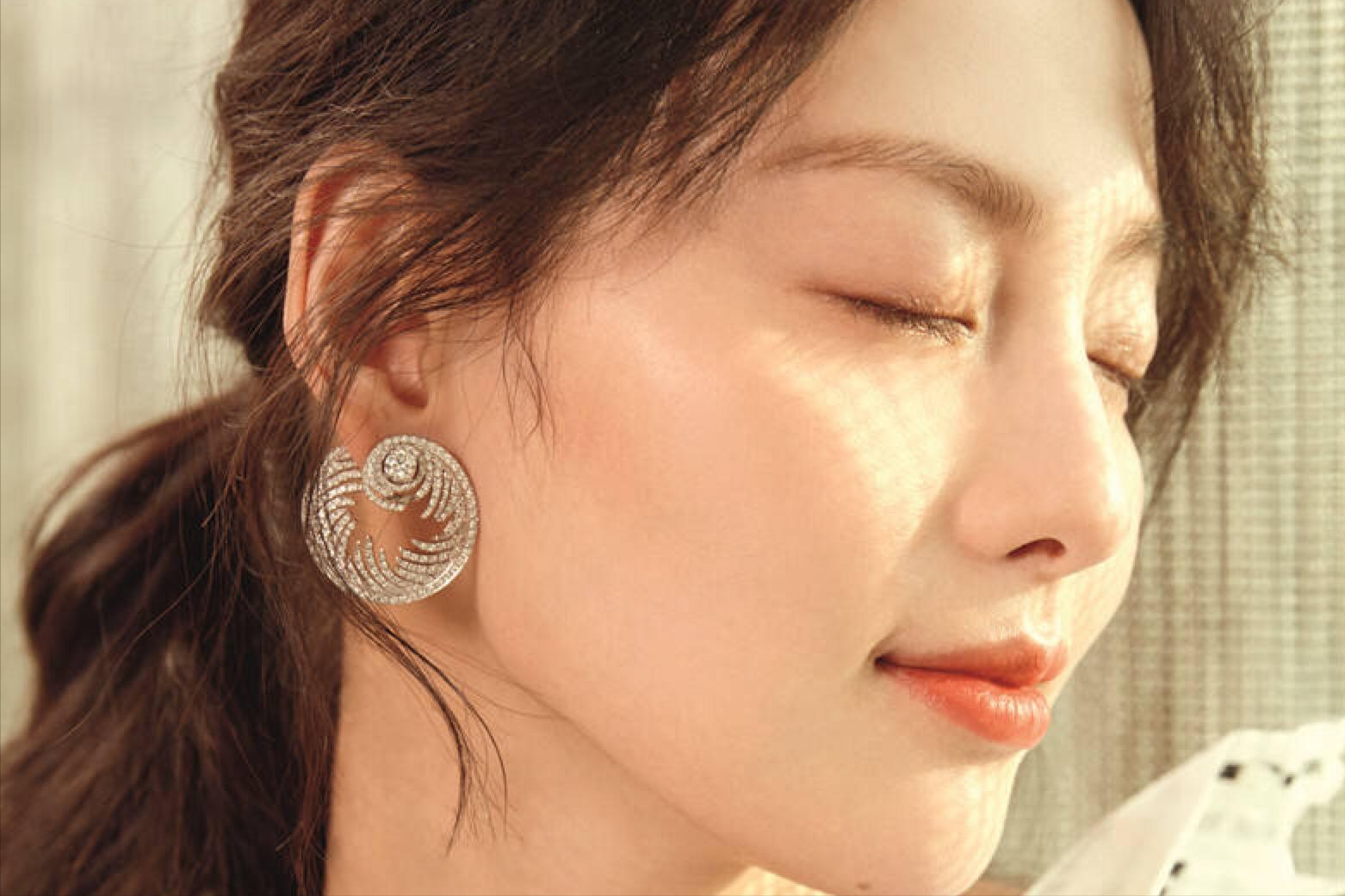 赵本山|张嘉倪屁股“太翘”引热议！被指身材“造假”，网友：买超他知道吗