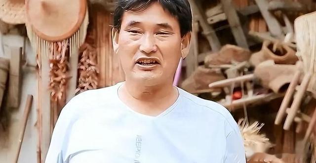 大衣哥儿子又要打光棍？新老婆陈萌深夜发文：啥也不会全靠爹养