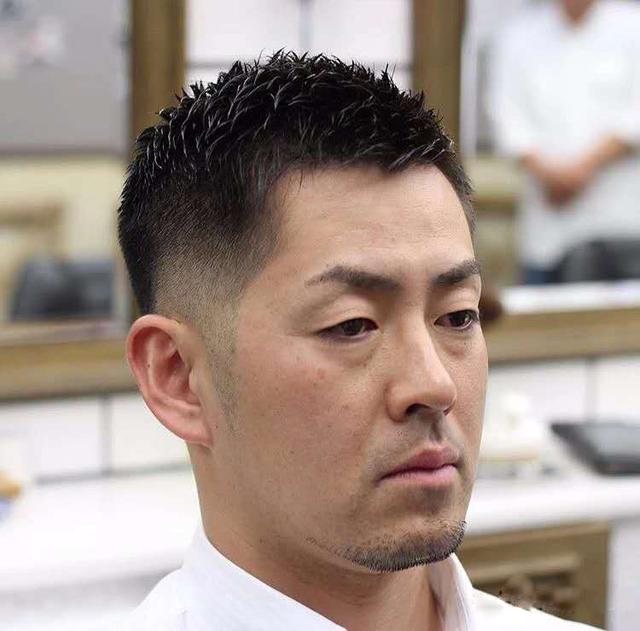 发型 为什么许多50岁的男人，打扮再精致，依旧显老油腻？原因在这3点