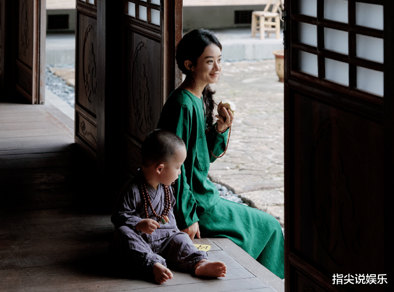 35岁赵丽颖晒“寺庙照”,穿绿衣露大长腿引争议,网友:看破红尘