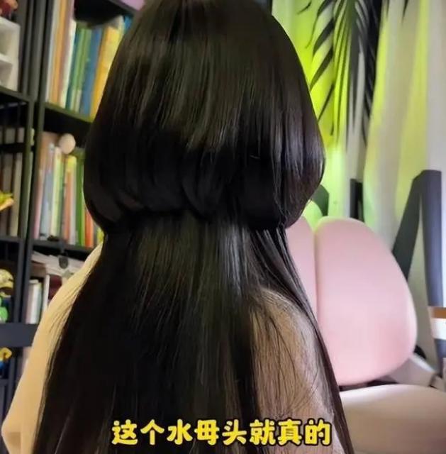 穿衣搭配 “水母头”取代“鲶鱼须”，成为学生发型新潮流，家长看后一脸懵