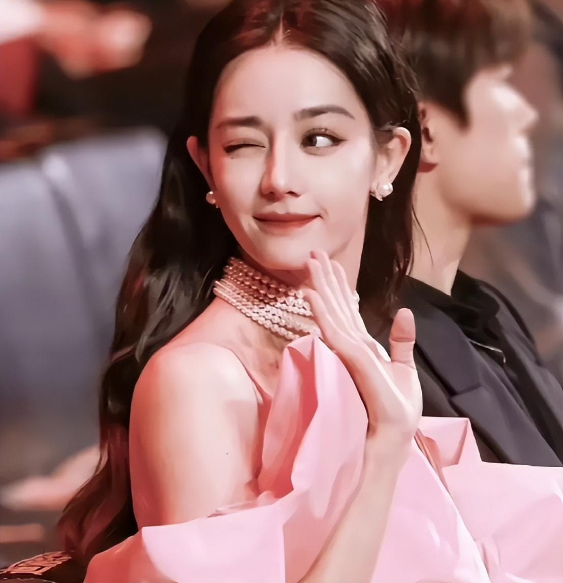 迪丽热巴的霸王花穿搭，撞款范八亿，究竟谁穿得更美