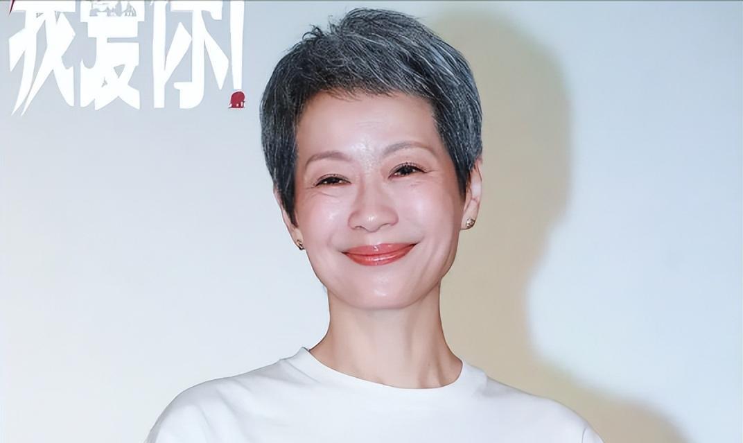 69岁赵雅芝对比60岁叶童,自然老去和医美老去的差距,一目了然