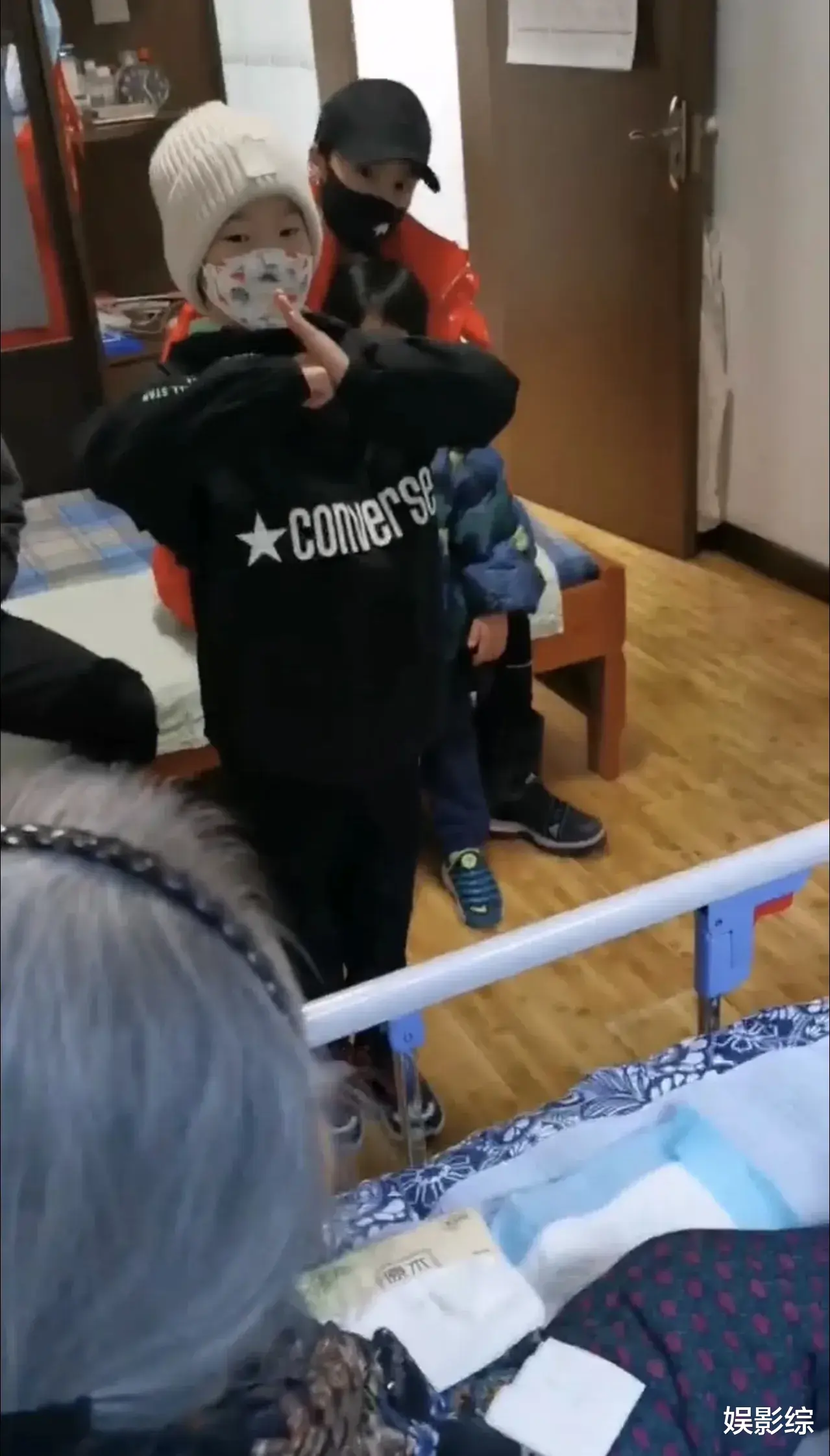 谢楠|谢楠回老家看望一百岁奶奶,吴所谓表演打拳,吴京趴在床前吐舌头