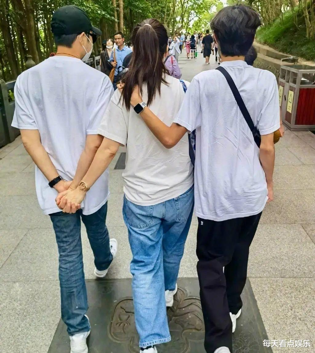 张智霖陪儿子美国度假!身高惊人超1米8,女友疑陪同,大长腿吸睛