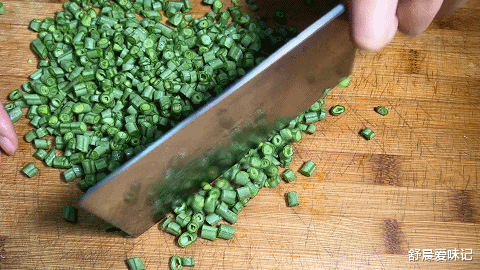 美食教程|喜欢吃长豆角,又喜欢吃面食的可以试试这道美味,既是菜又是饭呢