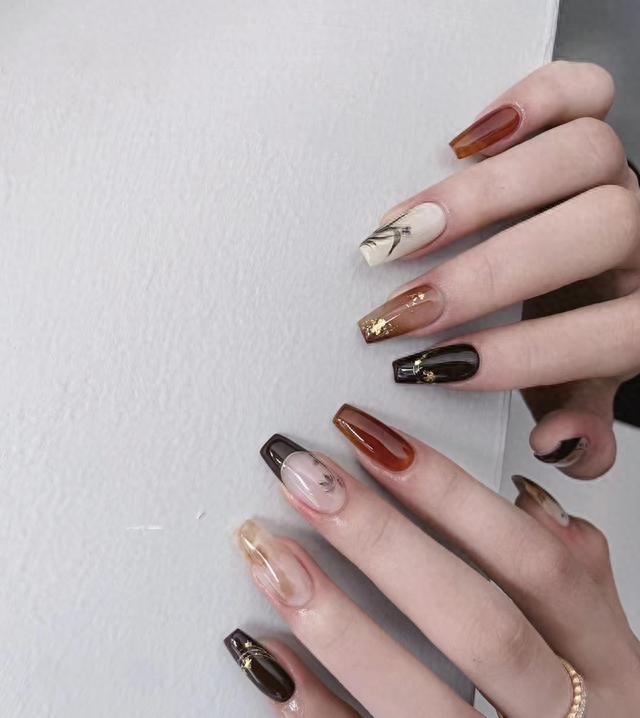 高贵显白美甲：金棕色YYDS--秋季美甲推荐
