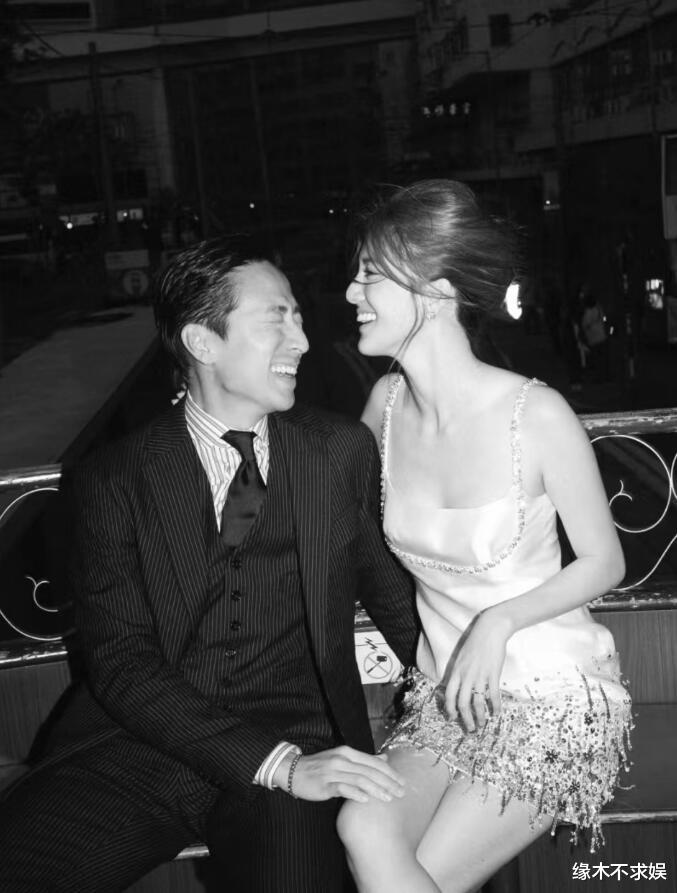 吴千语施伯雄跨年当街拥吻，44岁林峰被偶遇，穿搭老气遭嫌弃！