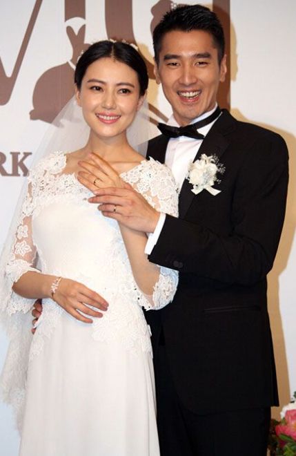 高圆圆全家逛街！夫妻唠家常笑容满面，4岁女儿牵爸妈手荡秋千