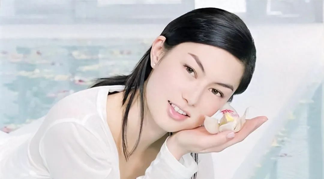 她曾是玉兰油女神,却沦为豪门情妇,如今独自带着4个孩子在英国