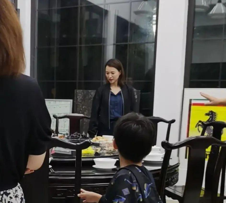 董卿素颜大大方方跟大婶合影，不扮嫩不拘束，但气质仍优雅！