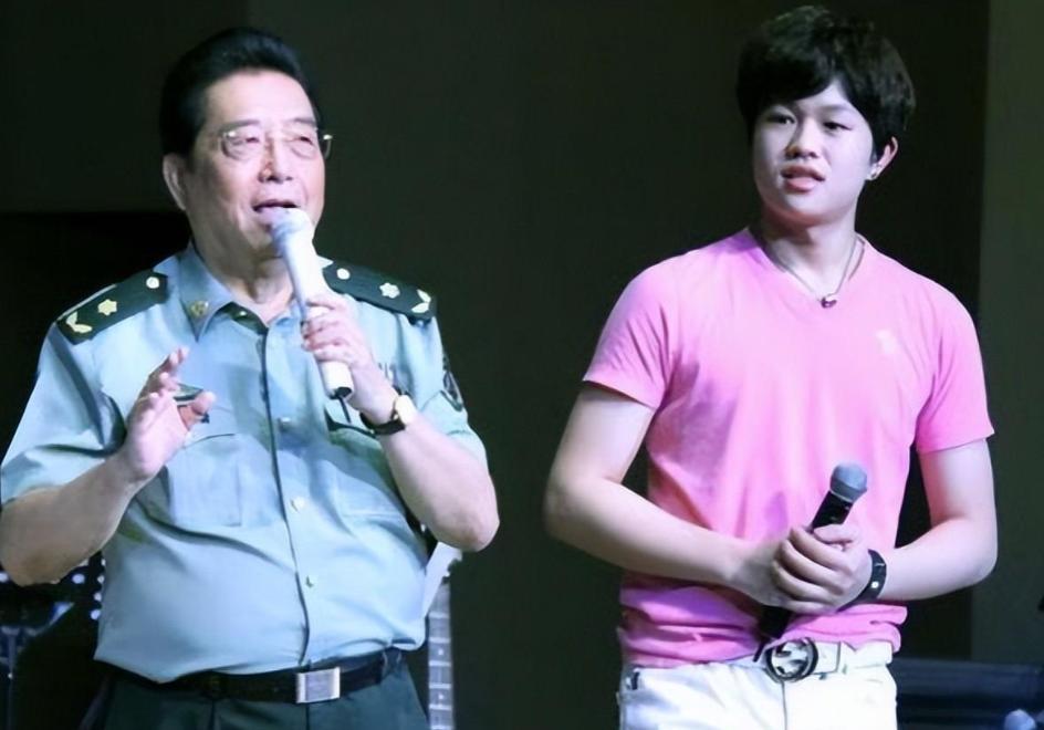 李双江|李双江梦鸽宴请好友!戴佛珠听音乐喝名酒,疑为儿子出狱接风洗尘