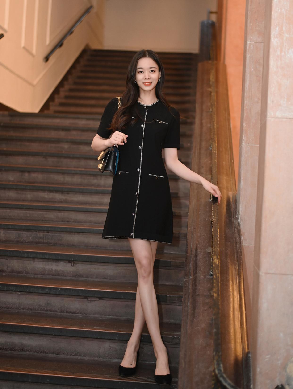 连衣裙 如何穿出高校女老师范儿—黑色小香风连衣裙搭配黑色高跟鞋