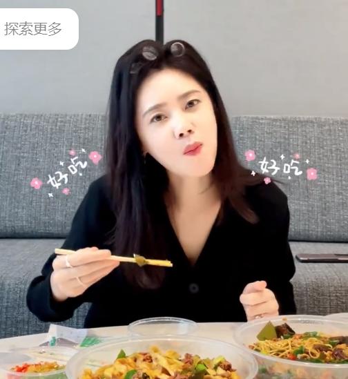 秋瓷炫|秋瓷炫晒录制《浪姐4》吃饭花絮，卷发造型像包租婆，手戴4个戒指！