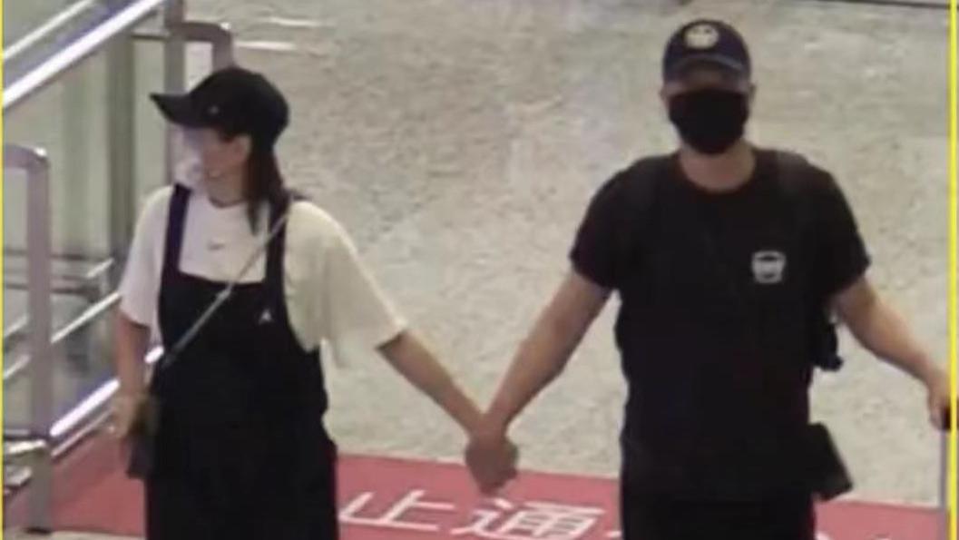 刘翔|刘翔和二婚妻子甜蜜现身！女方大长腿似少女，结婚6年仍不生娃