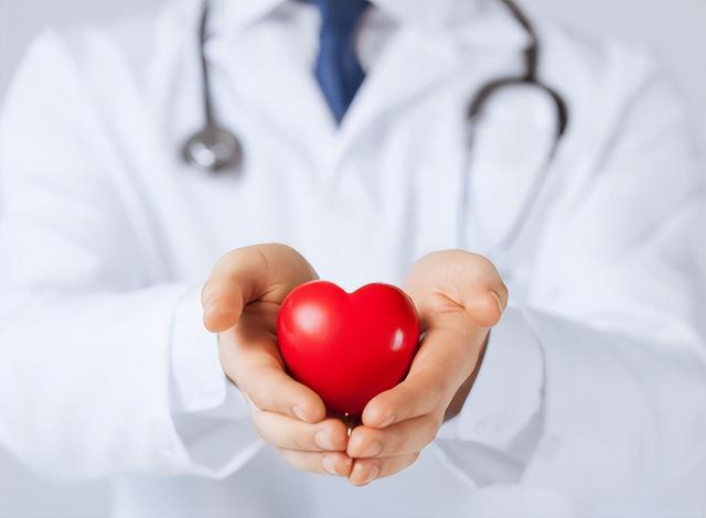 晨起空腹喝水,比不吃早餐的危害还大?提醒:有2种水不能碰