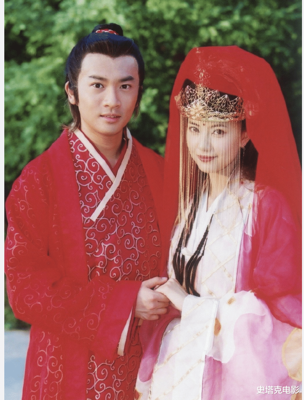 44岁高圆圆现状:人民广场小店吃包子,米色套装看着像25岁