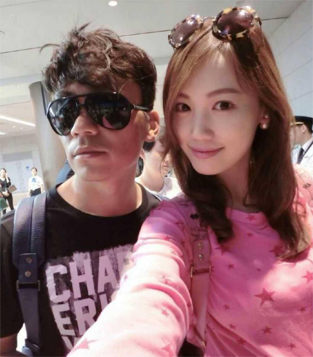 37岁马蓉回国与王宝强相聚!皮肤白皙年轻,与12岁女儿同框似姐妹