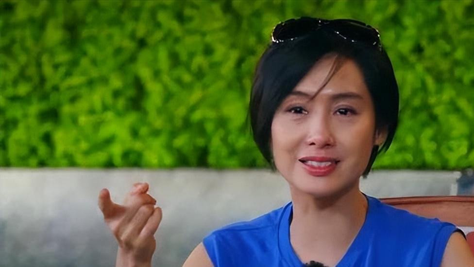 52岁朱茵现状：住深山残屋，开97年破车！活成了娱乐圈的“笑话”