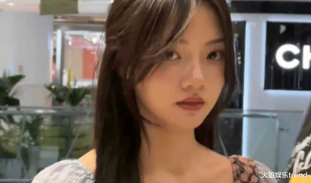 任敏逛街被拍，背79元帆布包，网友：普通邻家女孩