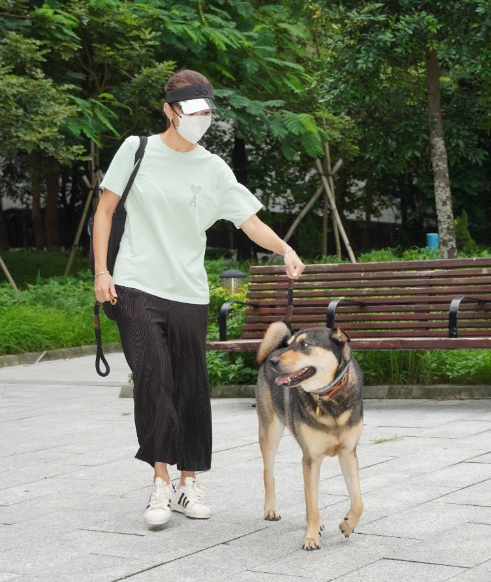 黄心颖婚后首亮相，戴3克拉钻戒富贵逼人，丈夫护妻心切硬刚记者