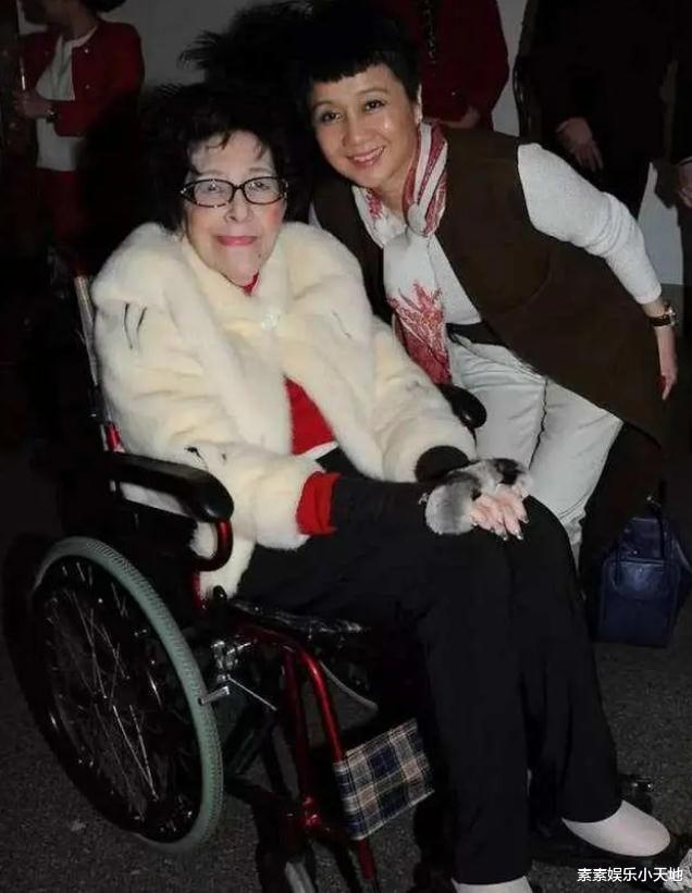 何婉鸿|何婉鸿葬礼完成，墓位紧挨弟弟何鸿燊安葬，与家人的旧照公开