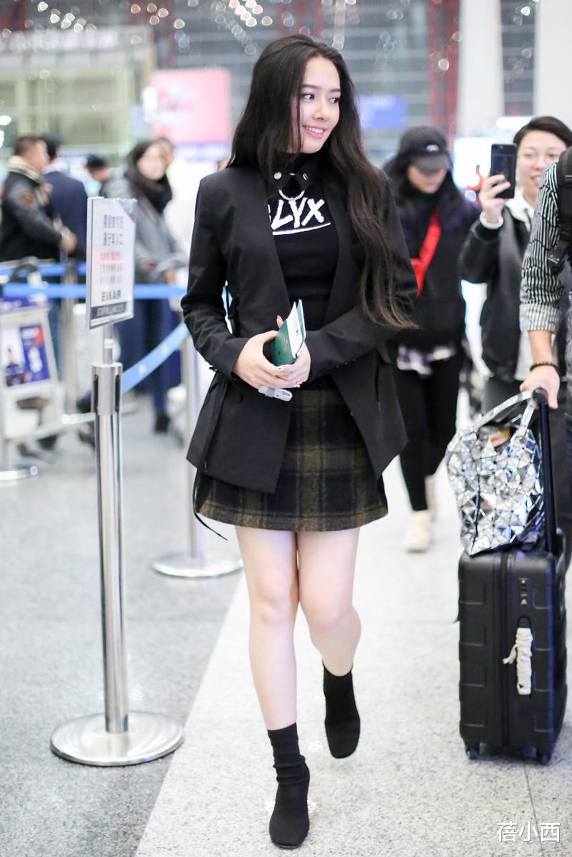向太儿媳郭碧婷真没野心!穿大衣配阔腿裤走机场,头发凌乱照样美