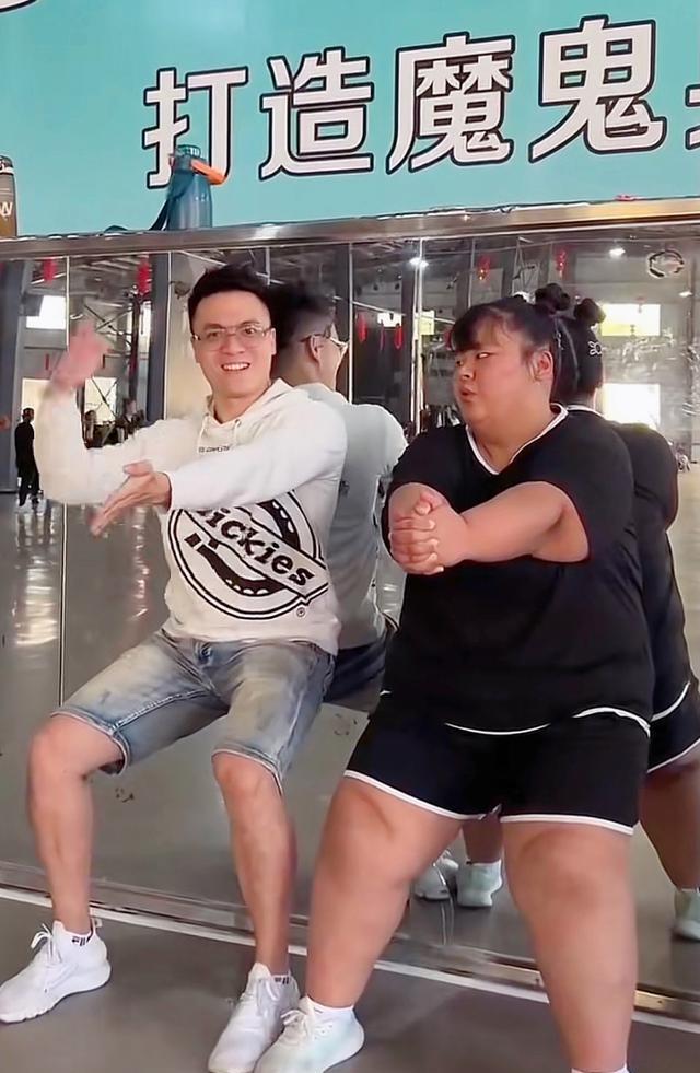 突然死亡 重量级女网红突然死亡，年仅22岁，死因真相曝光，家属拉横幅大闹