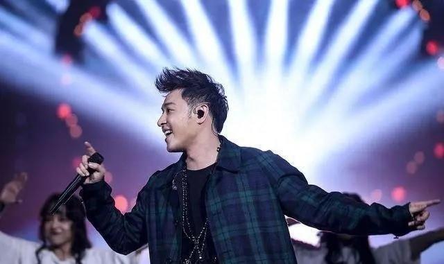 潘玮柏|《好声音》事件持续发酵，潘玮柏在录制节目时，未操作椅子却自动转了