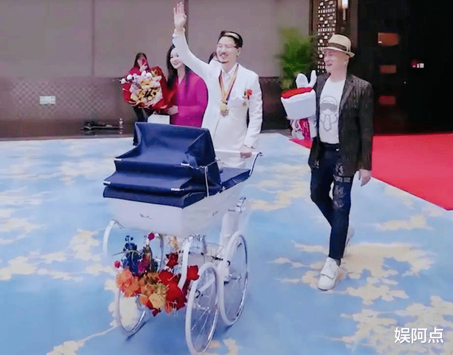 |国岳夫妇举办满月酒,各网红大咖随礼高达百万,香港明星们显尴尬