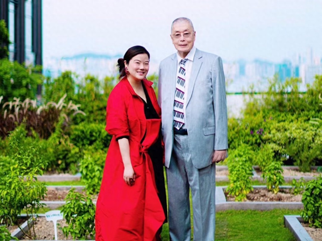 84岁钢琴家刘诗昆挑战人类极限，三年内两度当爹，47岁妻子诞二胎