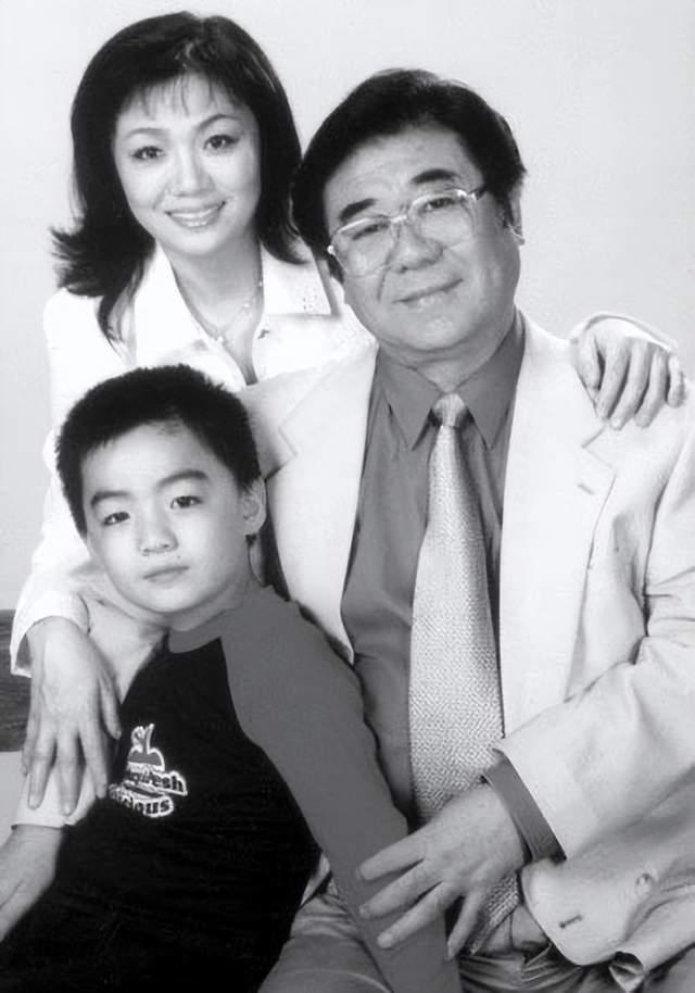 金铁霖追悼会：唯一儿子哭成泪人，现任妻子和前妻李谷一皆未出席