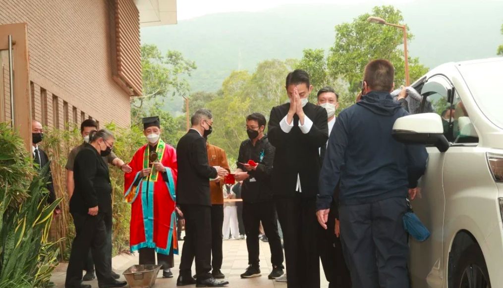 刘德华捧遗照送父亲出殡神情木讷，11岁女儿卷大波浪穿全新增高鞋