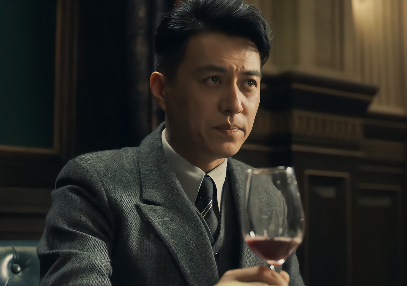 靳东新剧与《爱情而已》各看2集,一个直接弃剧,一个看上瘾了 - 娱乐