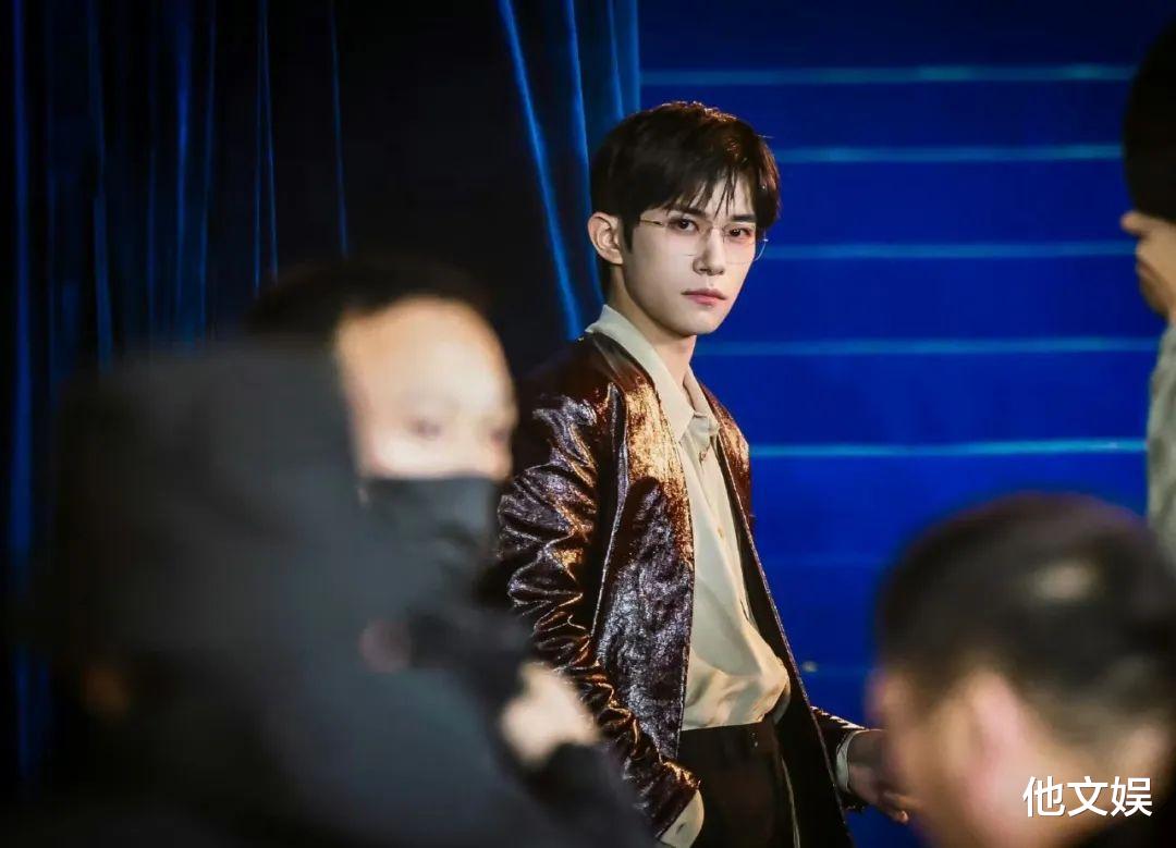 VOGUE时尚之力盛会,迪丽热巴堪称时尚女王,檀健次露腹肌力压众男星